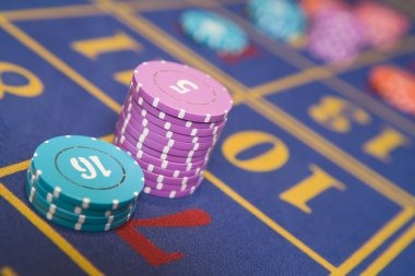 Live dealer rolling three dice at klikvegas Lightning Dice table