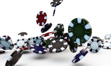 Live Baccarat dealer in klikvegas studio, cards dealt on green table